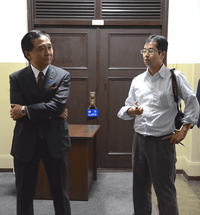 黒岩祐治神奈川県知事（精道小学校出身）と取材中